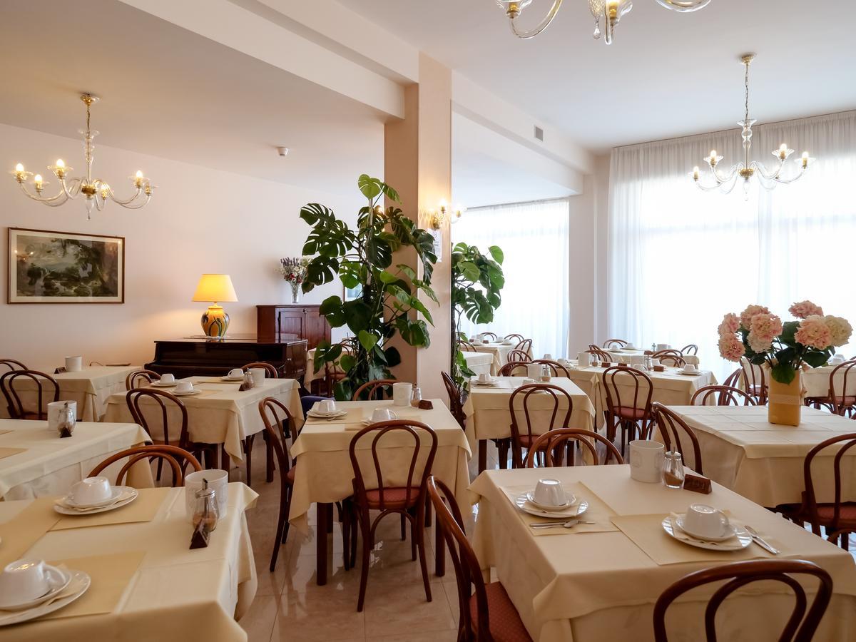 Hotel De La Ville Senigallia Buitenkant foto